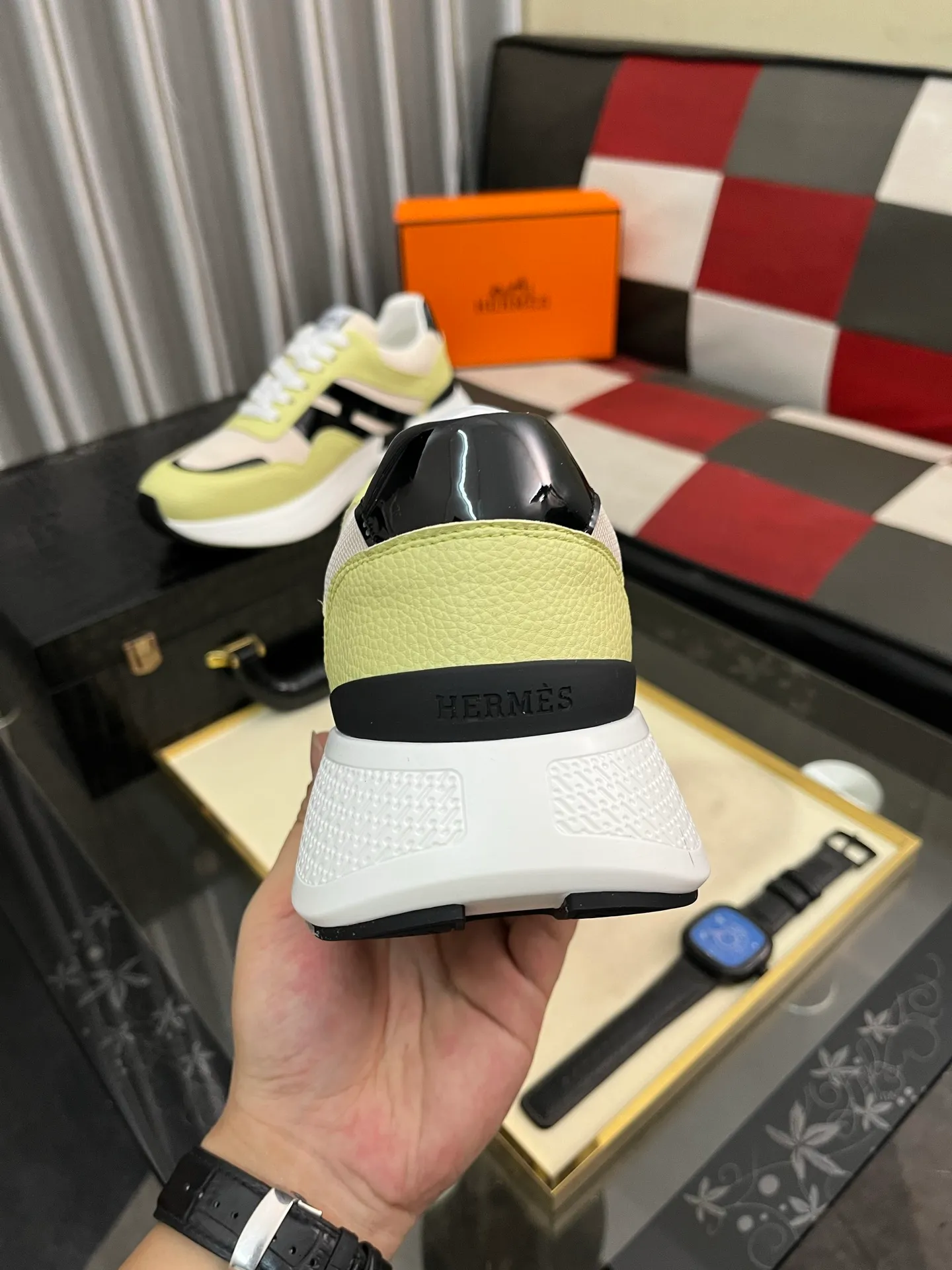 Men's shoes 💰540⌚️⌚️HERMES/Hermès Hugo thick-soled sneakers, casual men's shoes, these sneakers are made of imported first-layer cowhide leather and breathable mesh design. The contrasting color design creates a dynamic and modern shape. The front end of the toe is decorated with natural-color rubber inlays, which is novel and fashionable. The texture is incomparable, with cowhide lining and cowhide foot pads, the upper foot is comfortable and breathable, and the rubber sole is decorated with geometric patterns and iconic "H" details. A very personal one! Size: 38-44